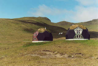 Illustration for article titled 9 of the Coolest Prefab Houses in History